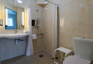 Habitación doble, con acceso para personas discapacitadas, para no fumadores | Baño | Regadera, amenidades de baño gratuitas, secadora de cabello, toallas 