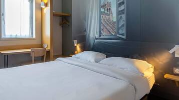 Habitación doble, para no fumadores | Ropa de cama de alta calidad, escritorio y cortinas blackout