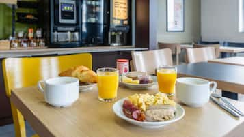 Petit déjeuner buffet servi tous les jours en supplément