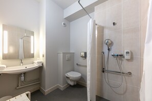 Ein modernes Badezimmer mit Waschbecken, Toilette und Dusche.
