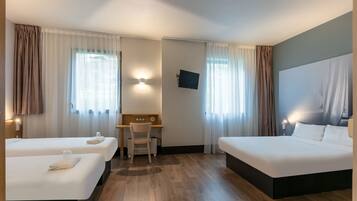 Chambre Quadruple, non-fumeurs | Literie de qualité supérieure, bureau, chambres insonorisées