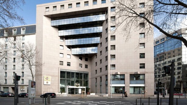 A modern building with a glass facade, multiple floors, and a flat roof. - B&B HOTEL Lyon Centre Part-Dieu Gambetta (Lyon)