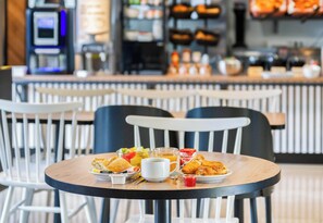 Daily buffet breakfast for a fee - B&B HOTEL Lyon Centre Part-Dieu Gambetta (Lyon)