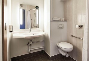 Doppelzimmer, barrierefrei | Badezimmer | Dusche, Handtücher