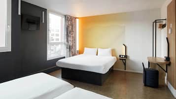 Vierpersoonskamer | Luxe beddengoed, een bureau, geluiddichte muren, gratis wifi