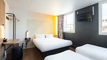 Fyrbäddsrum | Sängtillbehör av högsta kvalitet, skrivbord och ljudisolering