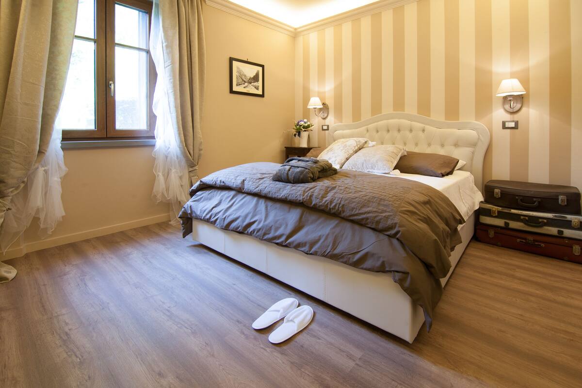 Iron/ironing board, rollaway beds, free WiFi