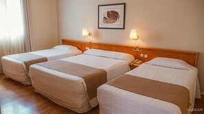 Minibaari, tallelokero huoneessa, työpöytä, ilmaiset vauvansängyt