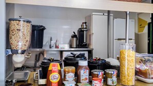 Una encimera de cocina con diversos alimentos y electrodomésticos.