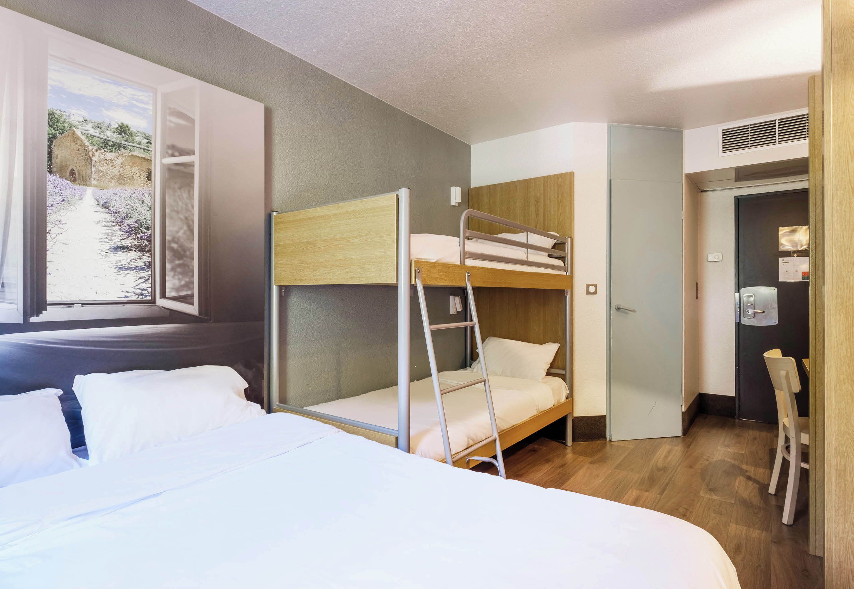 Literie de qualité, lit avec matelas en mousse à mémoire, bureau