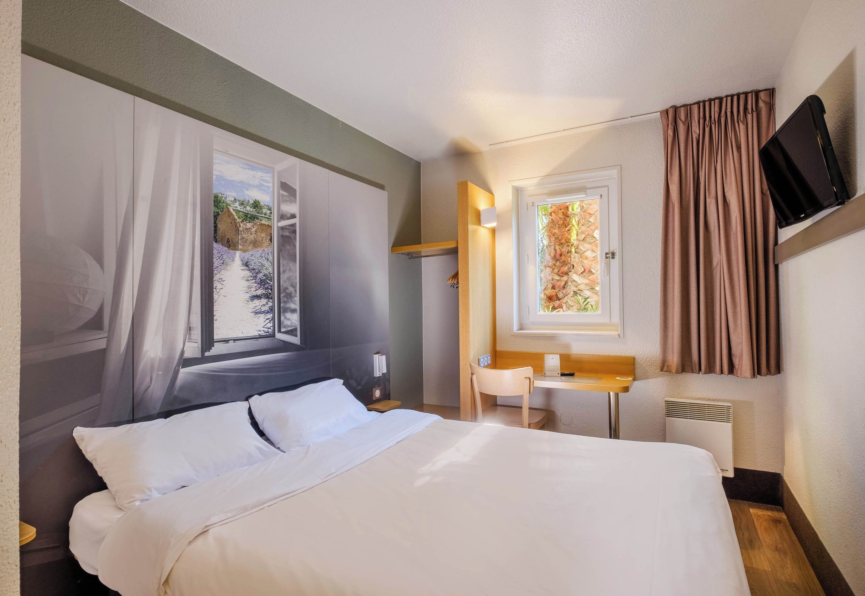 Literie de qualité, lit avec matelas en mousse à mémoire, bureau