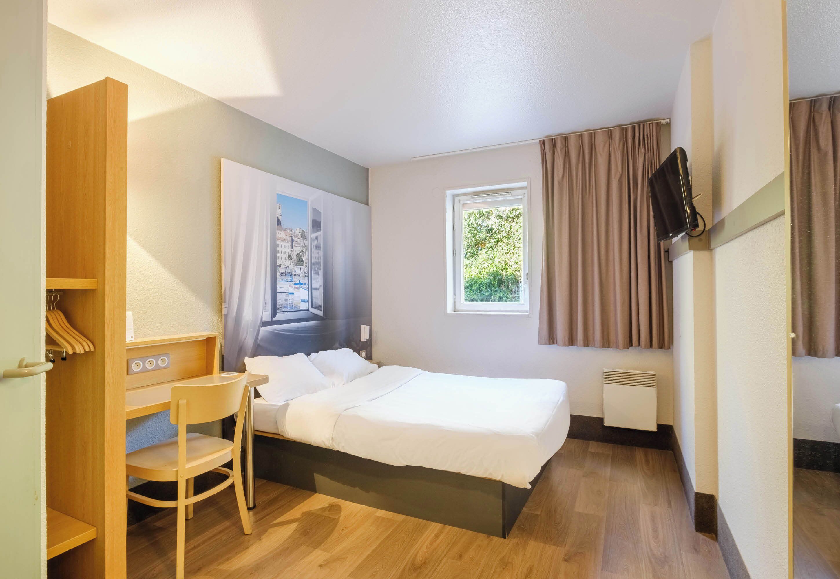 Literie de qualité, lit avec matelas en mousse à mémoire, bureau
