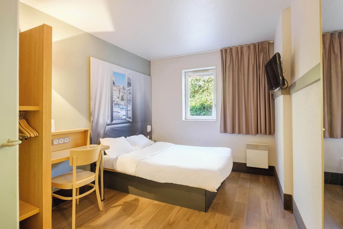 Literie de qualité, lit avec matelas en mousse à mémoire, bureau