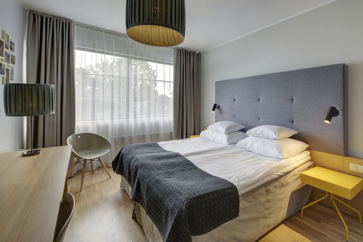 1 slaapkamer, een bureau, een strijkplank/strijkijzer, babybedden