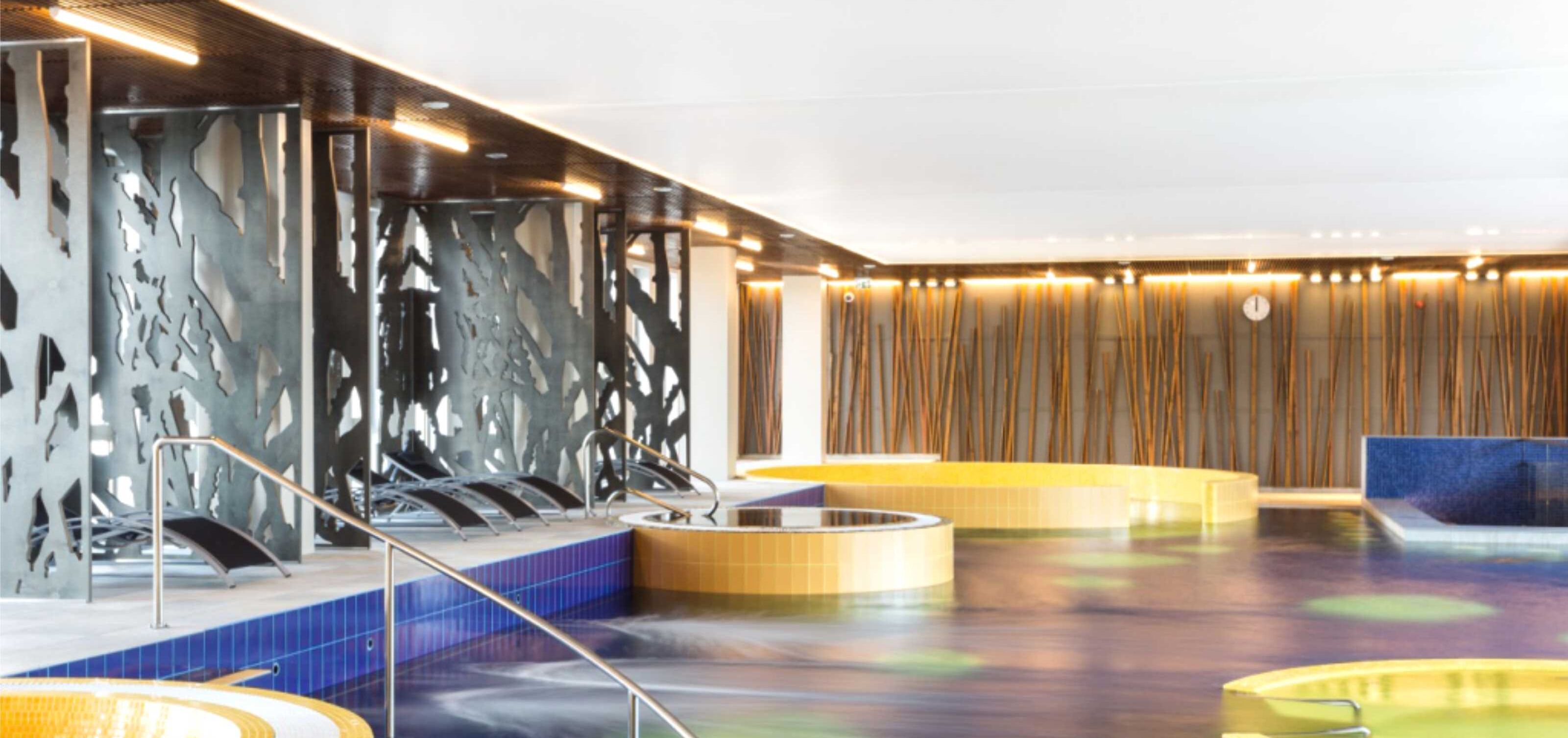 室内游泳池，07:00 至 22:00 开放，日光浴躺椅