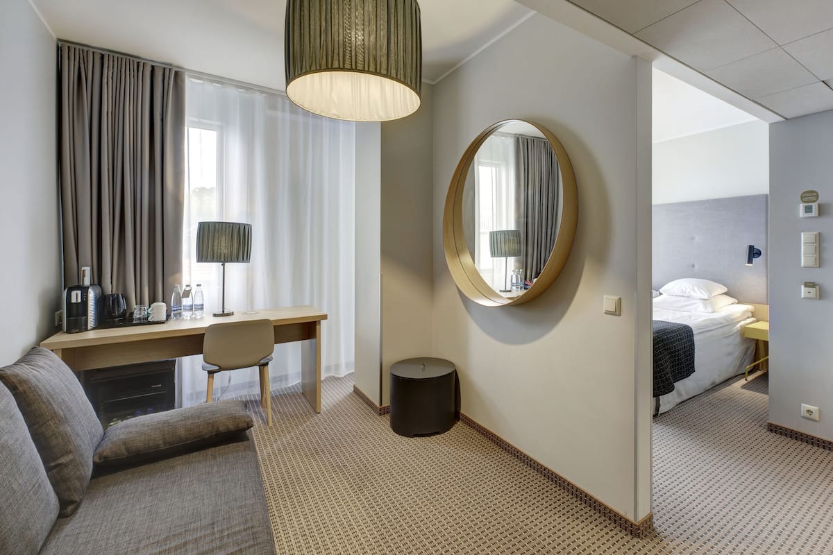 Familiekamer | 1 slaapkamer, een bureau, een strijkplank/strijkijzer, babybedden