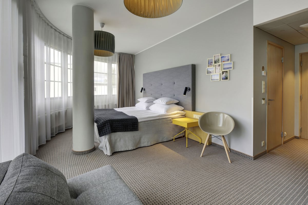 Deluxe kamer, 1 twee- of 2 eenpersoonsbedden | 1 slaapkamer, een bureau, een strijkplank/strijkijzer, babybedden