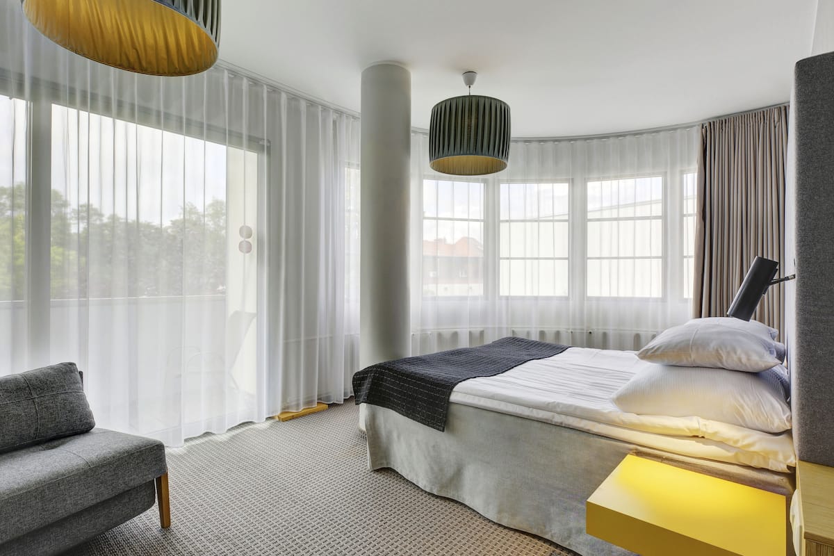 deluxe double or twin room | 1 bedroom, desk, iron/ironing board, cots/infant beds