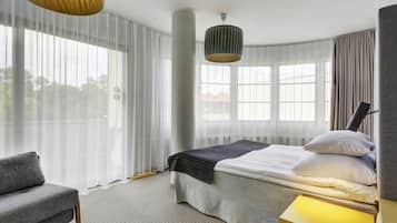 Habitación Deluxe con 1 cama doble o 2 individuales | 1 dormitorio, escritorio, tabla de planchar con plancha