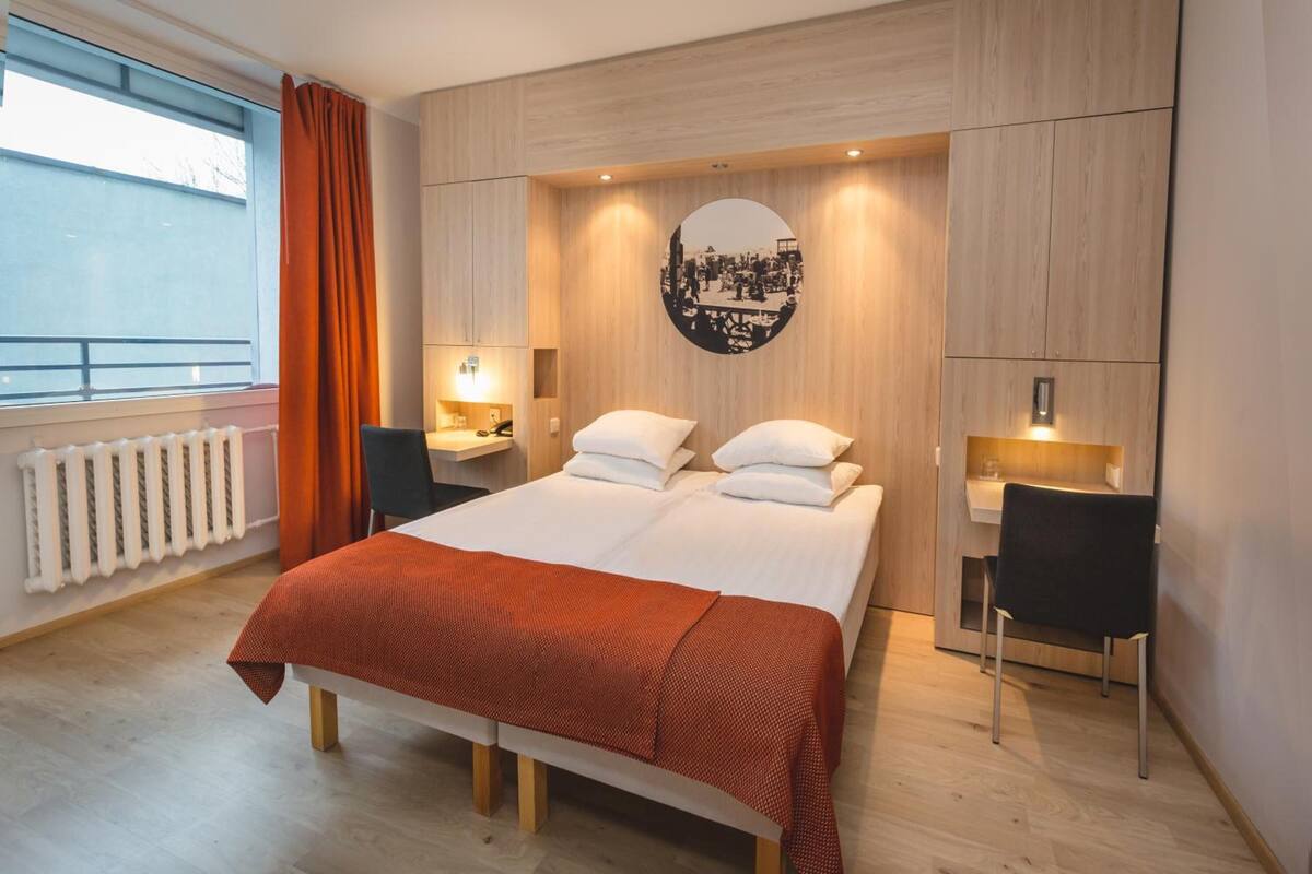 Desk, cribs (surcharge), WiFi (free), bed sheets