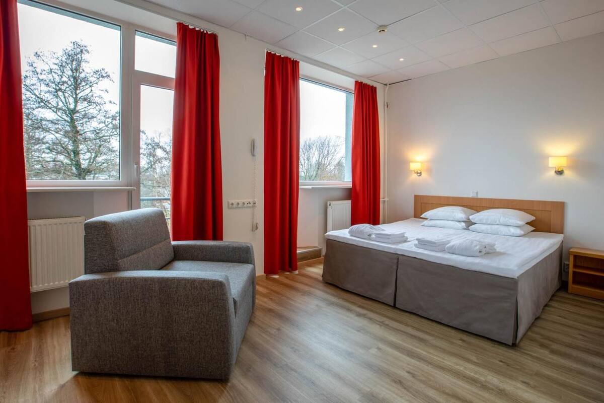 Desk, cribs (surcharge), WiFi (free), bed sheets