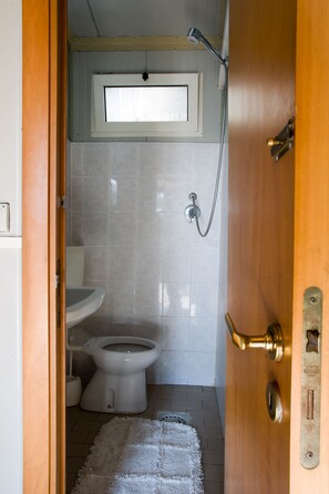 Bungalow | Bathroom | Shower, hair dryer, towels, soap