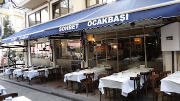Petit déjeuner, déjeuner et dßner servis sur place
