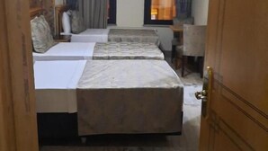 A hotel room with a bed, a desk, and a window. - Grand Hisar Hotel (Istanbul)