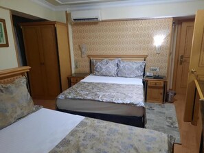 Standard-Doppel- oder -Zweibettzimmer | Hochwertige Bettwaren, Minibar, Zimmersafe, Schreibtisch