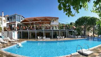 Piscine extérieure, chaises longues