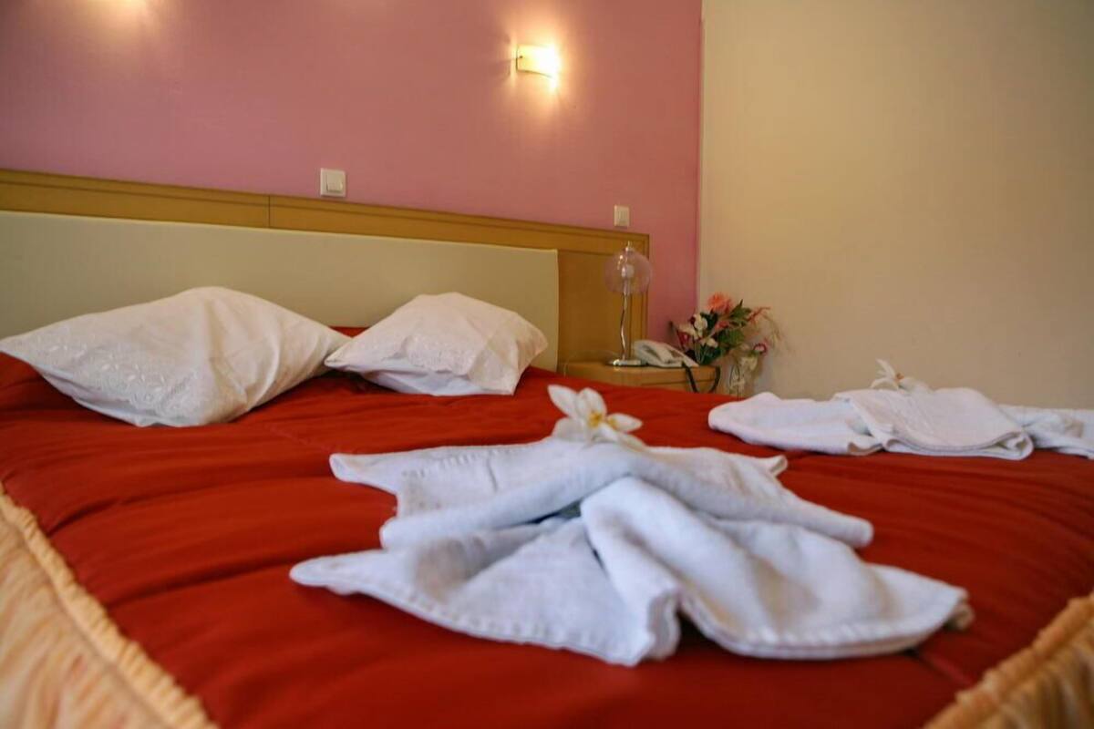 In-room safe, WiFi (free), bed sheets