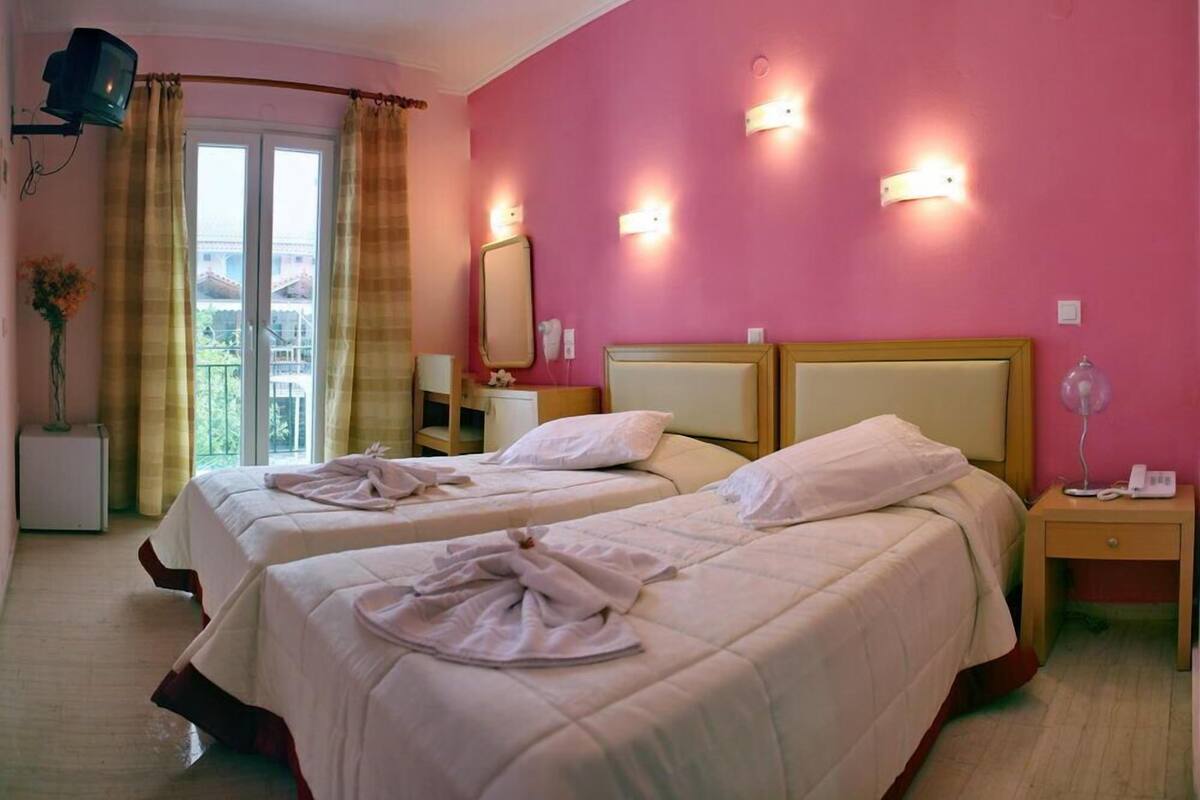 Double Room | In-room safe, WiFi (free), bed sheets