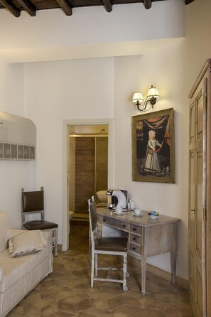 Triple Room | In-room safe, desk, free WiFi, bed sheets - Antica Dimora Donna Isabella (Rome)
