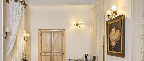 Superior tweepersoonskamer | Een kluis op de kamer, een bureau, gratis wifi, beddengoed