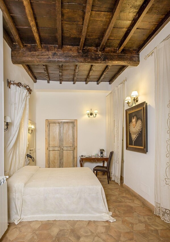 Superior Double Room | In-room safe, desk, free WiFi, bed sheets - Antica Dimora Donna Isabella (Rome)