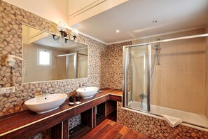 Superior Double Room | In-room safe, desk, free WiFi, bed sheets - Antica Dimora Donna Isabella (Rome)