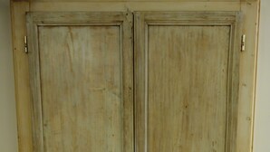Une paire de portes doubles en bois, au design simple, qui donnent probablement sur une pièce ou un couloir.
