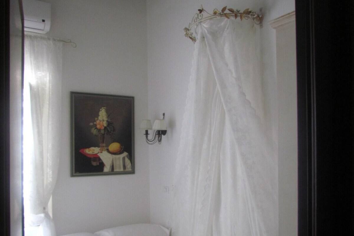 Enkeltrom – basic, 1 queensize-seng | Safe på rommet, skrivebord, wi-fi (inkludert) og sengetøy