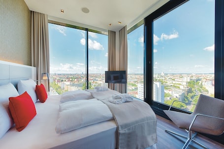 Presidential Suite (Berlin- Rooftop View) | Down comforters, in-room safe, desk, laptop workspace