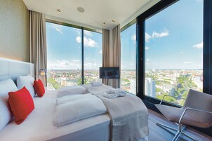 Suite presidencial (Berlin- Rooftop View) | Edredones de plumas, caja fuerte, escritorio