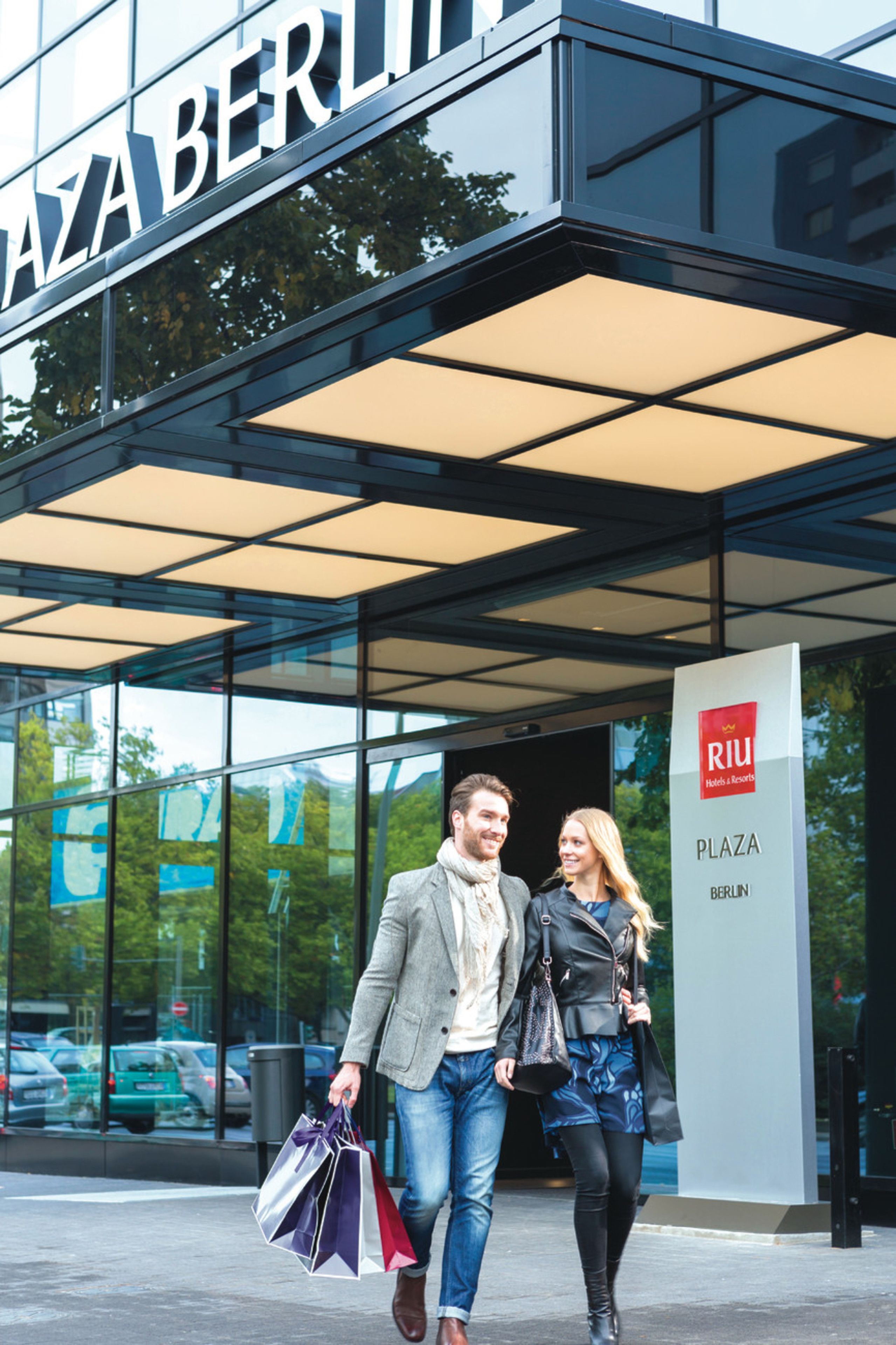 Un edificio moderno con fachada de vidrio y un letrero que dice "RIU Plaza Berlín".