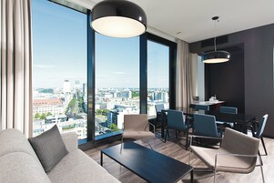 Suite presidencial (Berlin- Rooftop View) | Zona de estar | Una televisión