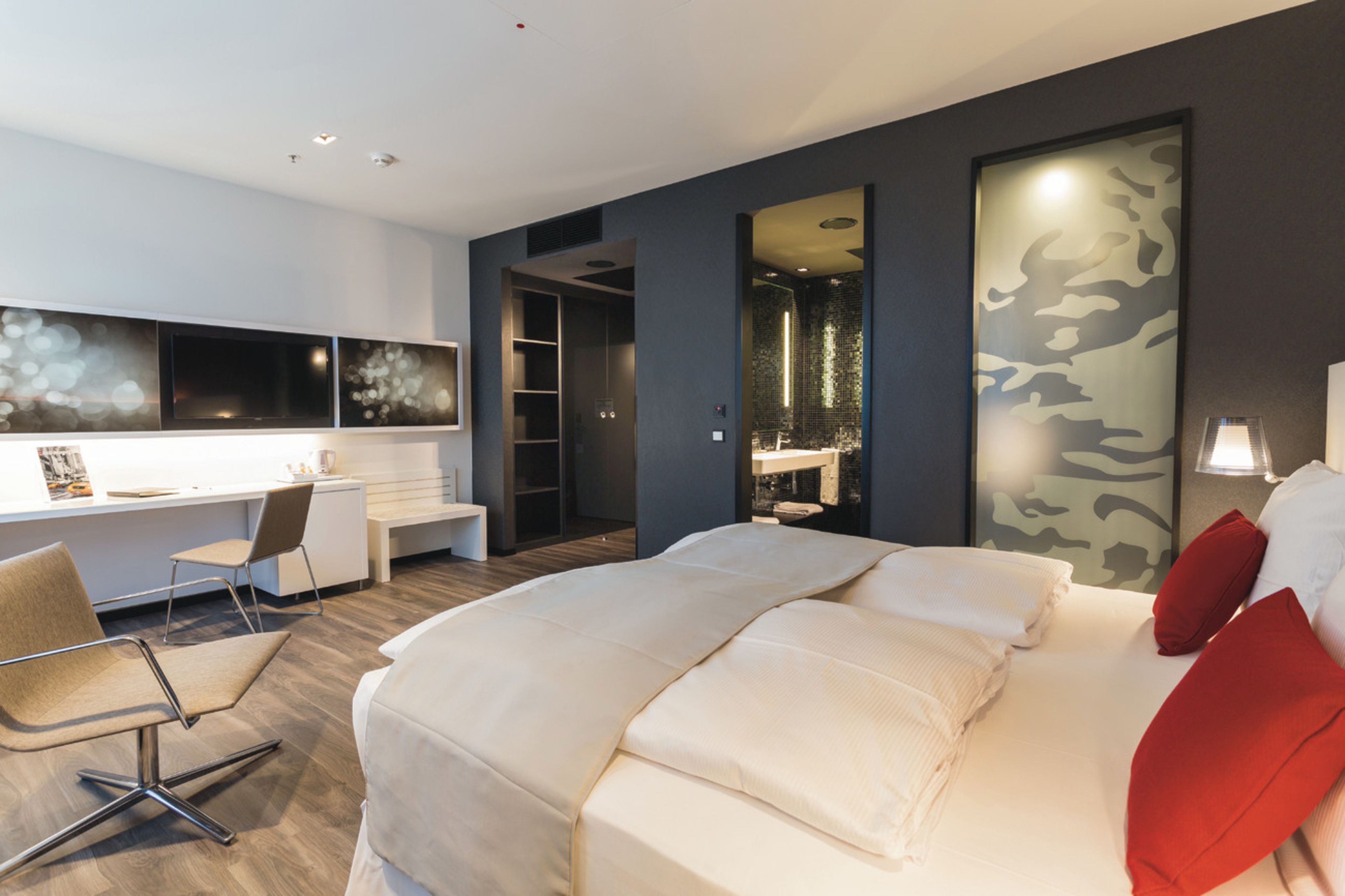 deluxe room, 1 king bed (superior) | down duvets, in-room safe, desk, laptop workspace