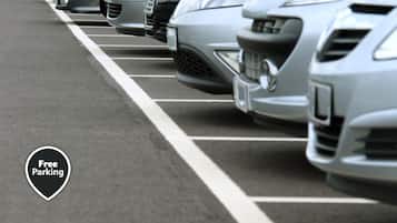 Una fila de coches estacionados en un aparcamiento.