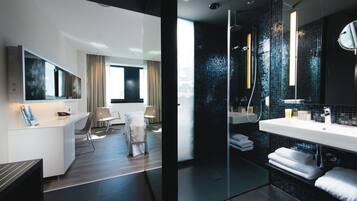 Deluxe-Zimmer | Badezimmer | Dusche, umweltfreundliche Kosmetikartikel, Haartrockner, Handtücher