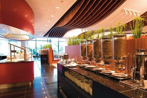 Se ofrece un desayuno bufé todos los días (por un coste adicional)