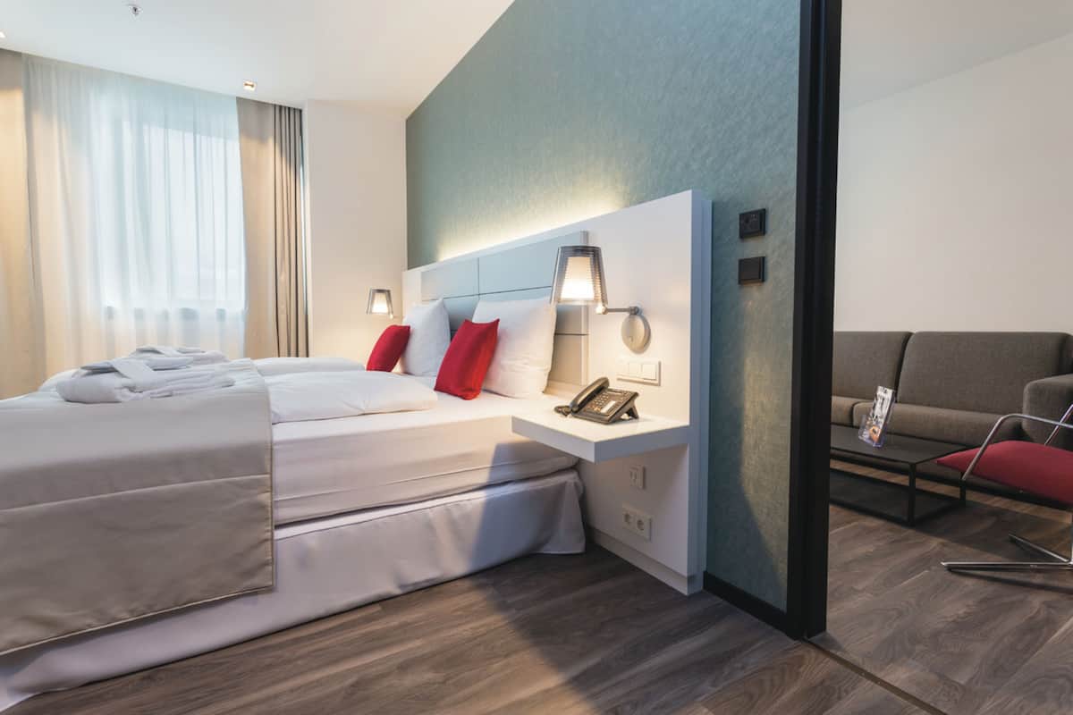 2 bedrooms, down duvets, in-room safe, desk