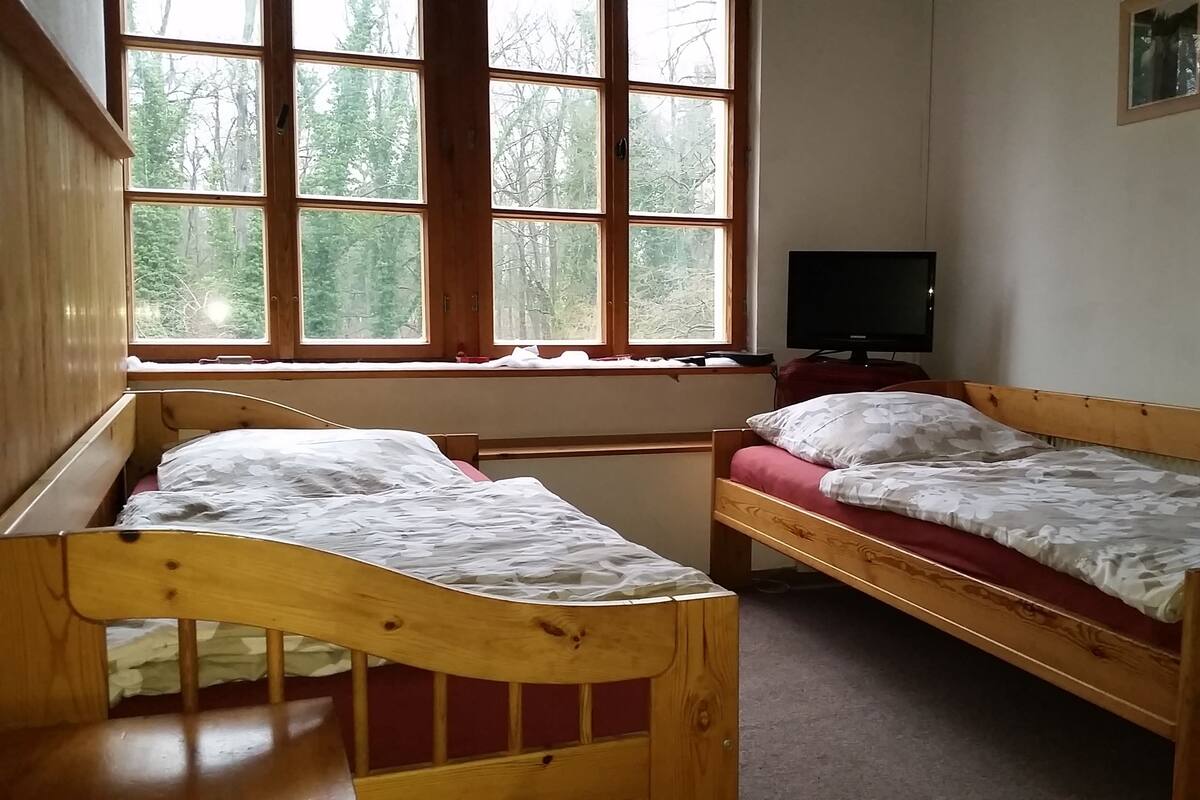 Tvåbäddsrum (Ost-Appartement) | Skrivbord, strykjärn/strykbräda, gratis wi-fi och sängkläder