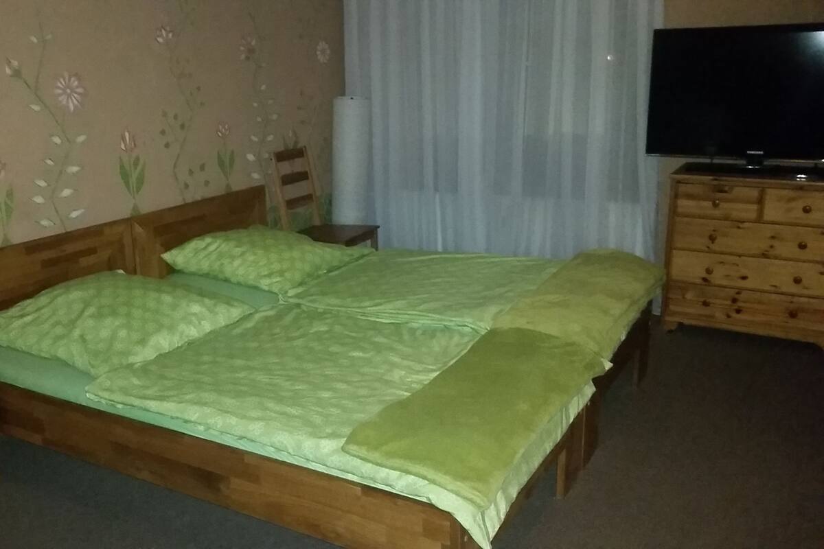 Trippelrum (West-Appartement) | Skrivbord, strykjärn/strykbräda, gratis wi-fi och sängkläder