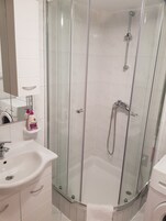 Apartamento conforto, 1 quarto | Banheiro | Chuveiro, secador de cabelo, toalhas de banho 